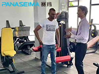 國外健身房，客人擼鐵日常